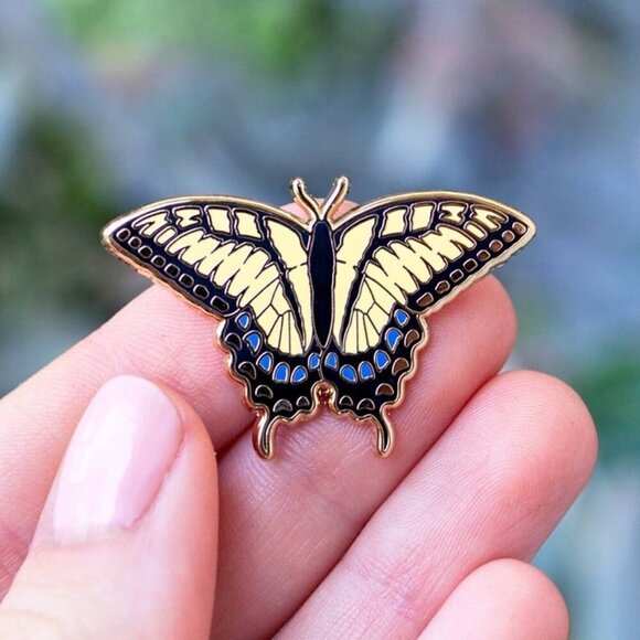 Swallowtail Butterfly Enamel Pin - Gold Plated Brooch - Nature & Garden Jewelry - Picture 3 of 3